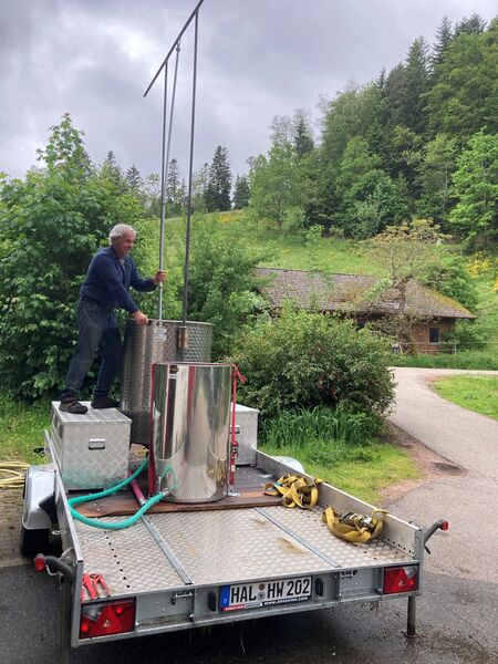 Datei:Harald Wolber beim Rühren von Präparaten von Hand.jpg