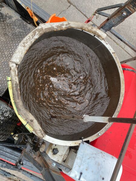 Datei:Rühren von Horn-Mist Präparat Harald Wolber.jpg