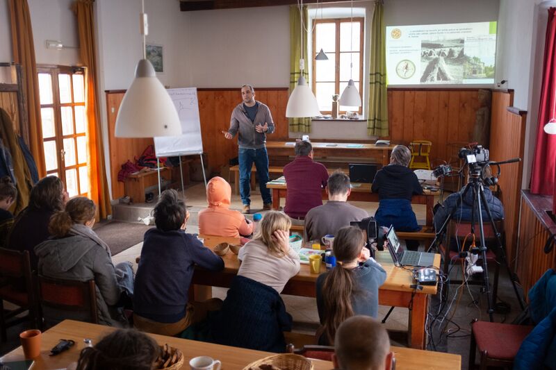 Datei:Jiri Prachar beim Unterricht in der Farmarska Skola.jpg